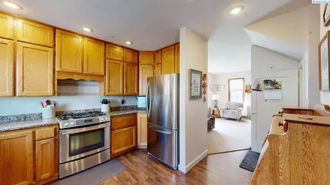 Kitchen - 550 SE High St, Pullman, WA 99163 photo 6 of 6