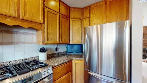 Kitchen - 550 SE High St, Pullman, WA 99163 photo 5 of 6