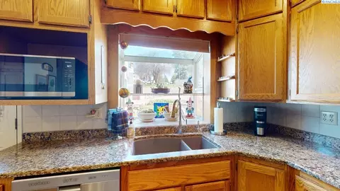 Kitchen - 550 SE High St, Pullman, WA 99163 photo 4 of 6