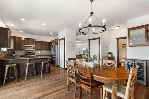 Dining - 820 SW Windy Point Ct, Pullman, WA 99163 photo 4 of 4