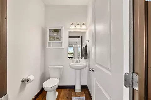 Bath - 820 SW Windy Point Ct, Pullman, WA 99163 photo 1 of 5