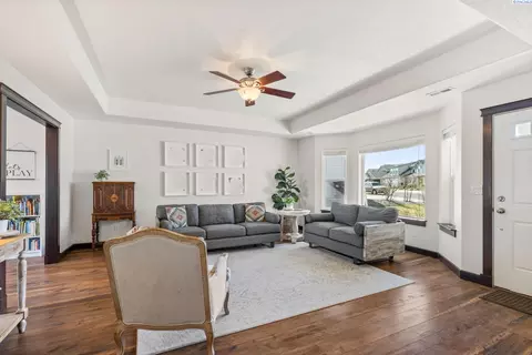 Living - 820 SW Windy Point Ct, Pullman, WA 99163 photo 2 of 2