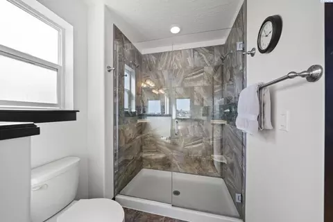 Bath - 820 SW Windy Point Ct, Pullman, WA 99163 photo 4 of 5