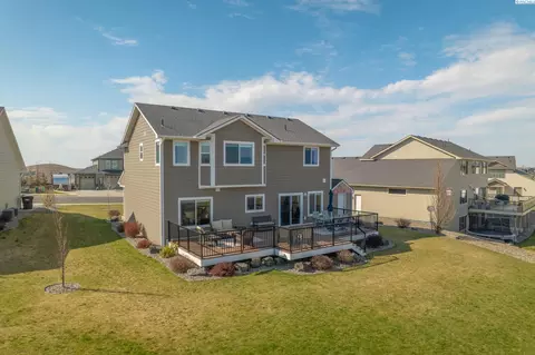 Exterior - 820 SW Windy Point Ct, Pullman, WA 99163 photo 2 of 8