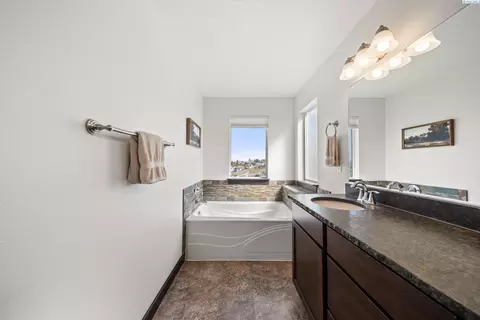 Bath - 820 SW Windy Point Ct, Pullman, WA 99163 photo 3 of 5