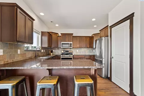 Kitchen - 820 SW Windy Point Ct, Pullman, WA 99163 photo 1 of 3
