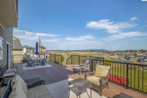 Exterior - 820 SW Windy Point Ct, Pullman, WA 99163 photo 6 of 8
