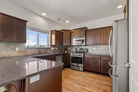 Kitchen - 820 SW Windy Point Ct, Pullman, WA 99163 photo 2 of 3