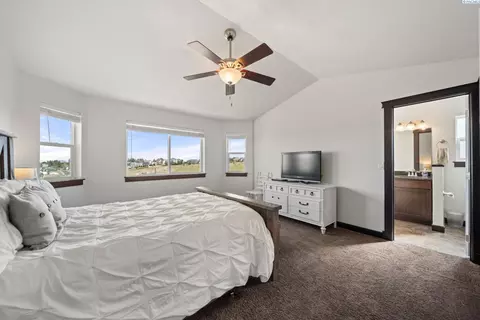 Bedroom - 820 SW Windy Point Ct, Pullman, WA 99163 photo 2 of 6