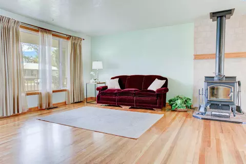 Living - 1715 N 18th Ave, Pasco, WA 99301 photo 2 of 2