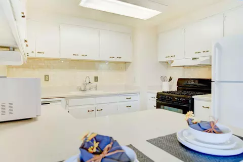 Kitchen - 1715 N 18th Ave, Pasco, WA 99301 photo 4 of 4