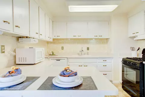 Kitchen - 1715 N 18th Ave, Pasco, WA 99301 photo 3 of 4