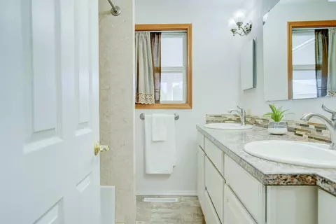 Bath - 1715 N 18th Ave, Pasco, WA 99301 photo 1 of 1