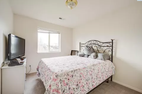 Bedroom - 1725 NW Canyon View Dr, Pullman, WA 99163 photo 6 of 6
