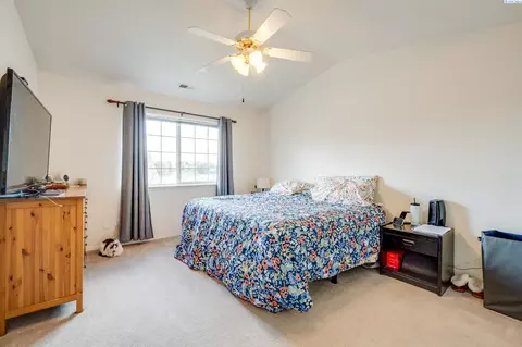 Bedroom - 1725 NW Canyon View Dr, Pullman, WA 99163 photo 3 of 6