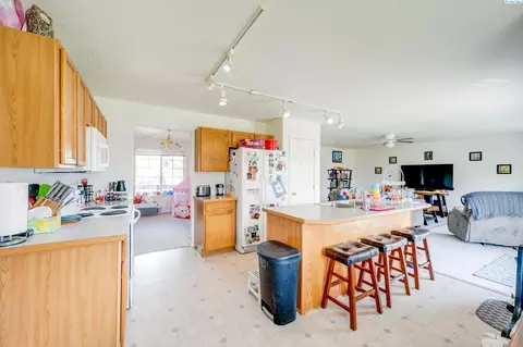 Kitchen - 1725 NW Canyon View Dr, Pullman, WA 99163 photo 3 of 4