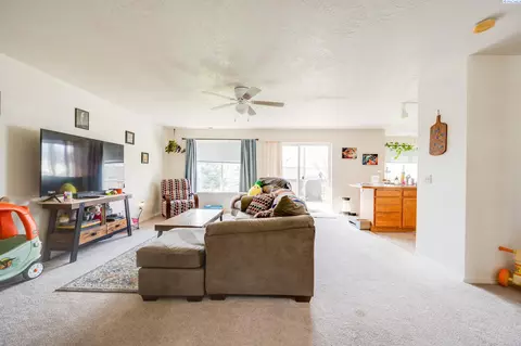 Living - 1725 NW Canyon View Dr, Pullman, WA 99163 photo 2 of 3