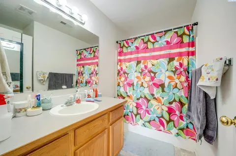 Bath - 1725 NW Canyon View Dr, Pullman, WA 99163 photo 1 of 3