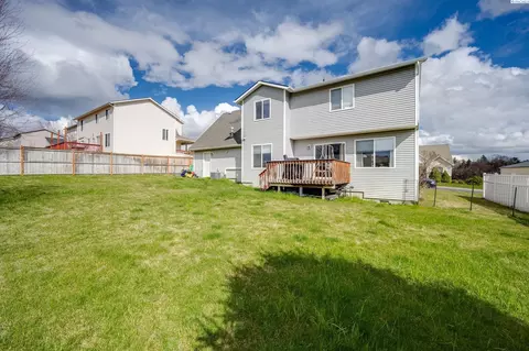 Exterior - 1725 NW Canyon View Dr, Pullman, WA 99163 photo 2 of 10