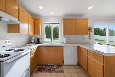 Kitchen - 6015 Klickitat Ln, Pasco, WA 99301 photo 2 of 5