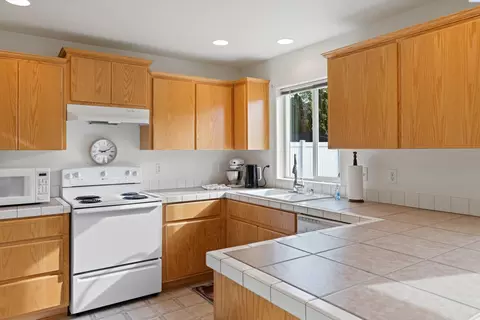 Kitchen - 6015 Klickitat Ln, Pasco, WA 99301 photo 3 of 5