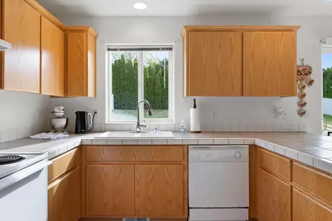 Kitchen - 6015 Klickitat Ln, Pasco, WA 99301 photo 5 of 5