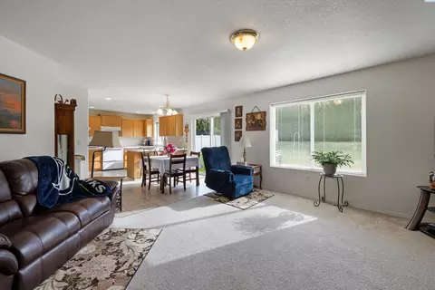 Living - 6015 Klickitat Ln, Pasco, WA 99301 photo 1 of 1