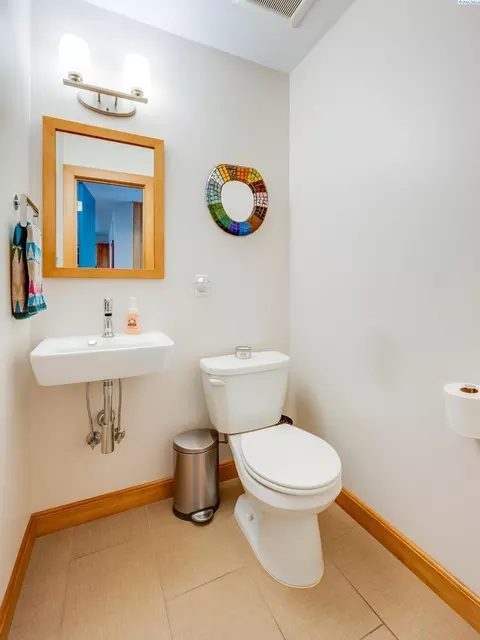 Bath - 665 SE Meadow Vale Dr, Pullman, WA 99163 photo 5 of 5