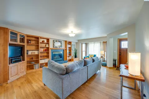 Living - 665 SE Meadow Vale Dr, Pullman, WA 99163 photo 1 of 8
