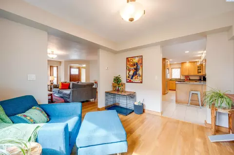 Living - 665 SE Meadow Vale Dr, Pullman, WA 99163 photo 6 of 8