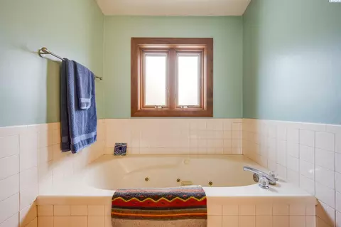 Bath - 665 SE Meadow Vale Dr, Pullman, WA 99163 photo 2 of 5