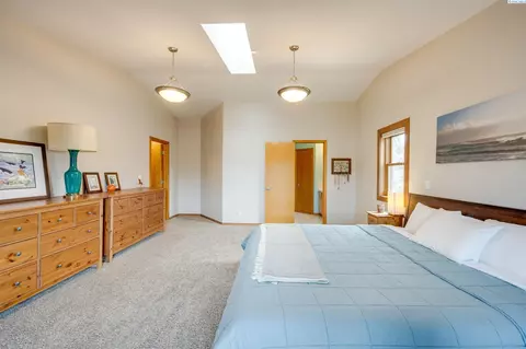 Bedroom - 665 SE Meadow Vale Dr, Pullman, WA 99163 photo 2 of 5
