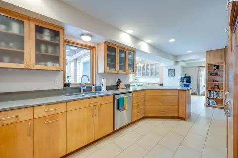 Kitchen - 665 SE Meadow Vale Dr, Pullman, WA 99163 photo 2 of 4
