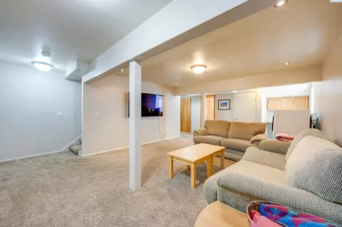 Living - 665 SE Meadow Vale Dr, Pullman, WA 99163 photo 7 of 8