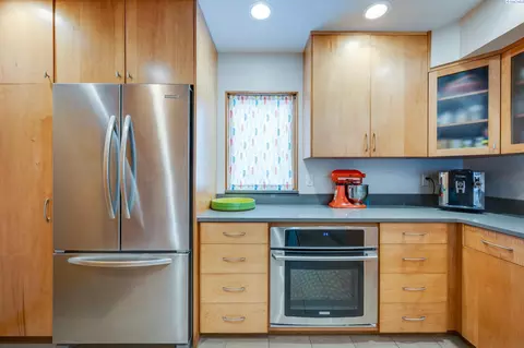 Kitchen - 665 SE Meadow Vale Dr, Pullman, WA 99163 photo 3 of 4