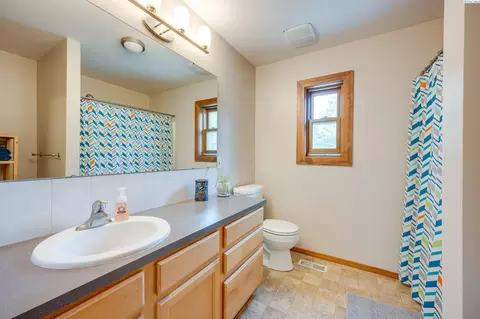 Bath - 665 SE Meadow Vale Dr, Pullman, WA 99163 photo 3 of 5