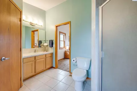 Bath - 665 SE Meadow Vale Dr, Pullman, WA 99163 photo 1 of 5