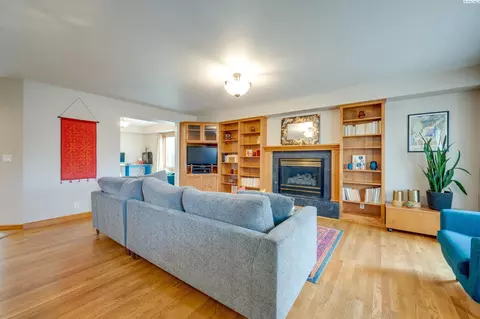 Living - 665 SE Meadow Vale Dr, Pullman, WA 99163 photo 4 of 8