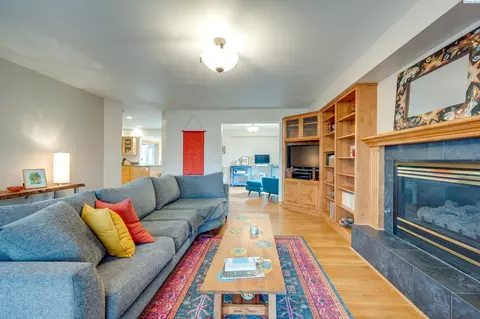 Living - 665 SE Meadow Vale Dr, Pullman, WA 99163 photo 2 of 8