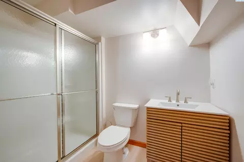 Bath - 665 SE Meadow Vale Dr, Pullman, WA 99163 photo 4 of 5