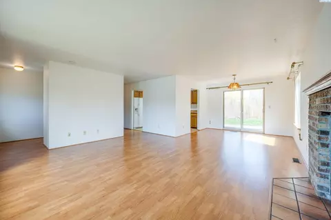 Living - 1290 SW Wadleigh Dr, Pullman, WA 99163 photo 2 of 3
