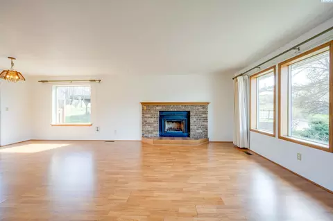 Living - 1290 SW Wadleigh Dr, Pullman, WA 99163 photo 3 of 3