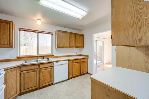 Kitchen - 1290 SW Wadleigh Dr, Pullman, WA 99163 photo 2 of 2
