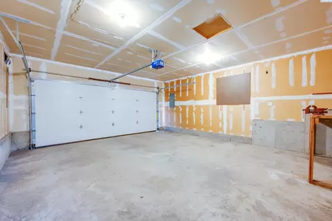 Exterior - 1290 SW Wadleigh Dr, Pullman, WA 99163 photo 5 of 10