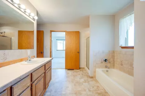 Bath - 1290 SW Wadleigh Dr, Pullman, WA 99163 photo 1 of 2