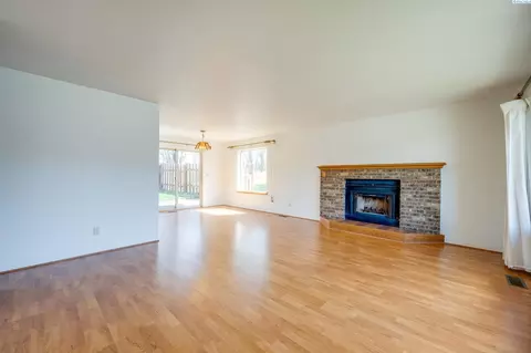 Living - 1290 SW Wadleigh Dr, Pullman, WA 99163 photo 1 of 3