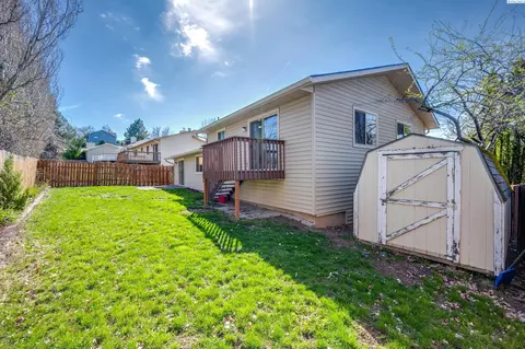 Exterior - 1290 SW Wadleigh Dr, Pullman, WA 99163 photo 6 of 10