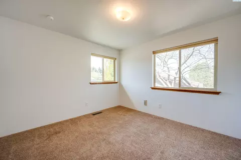 Bedroom - 1290 SW Wadleigh Dr, Pullman, WA 99163 photo 2 of 3