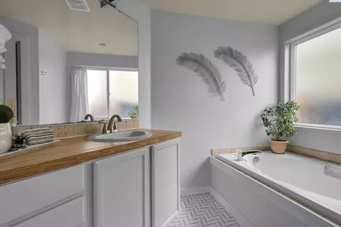 Bath - 8615 Studebaker Dr, Pasco, WA 99301 photo 1 of 3