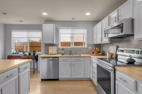 Kitchen - 8615 Studebaker Dr, Pasco, WA 99301 photo 5 of 6